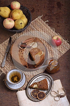 Charlotte with apples, tea and jam