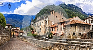 Encantador pequeno tradicional ciudades de del Norte. provincia 