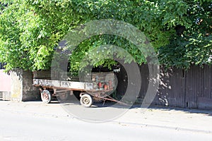 Charrette vintage tractor trolley wood parked Geschnitzter Traktor mit HÃ¤nger in Wittesheim