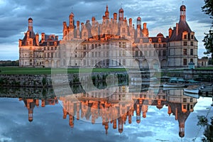 Ještě západ slunce nad nejslavnější hrad na světě Chateau de Chambord v Údolí řeky Loiry ve Francii.