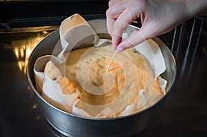 Check a cake for doneness