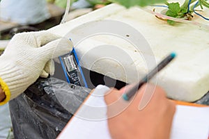 Check EC value of of water bin