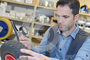 Checking pressure tyre