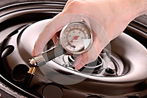 Checking pressure in tyre
