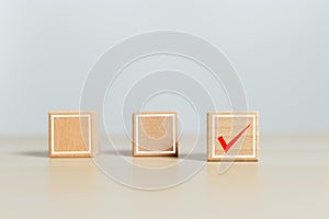 Checklist mark concept. wood cube block with tick checklist icon. agreement accept confirm symbol. positive evaluation answer