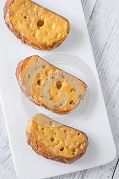 Cheddar cheese toasts