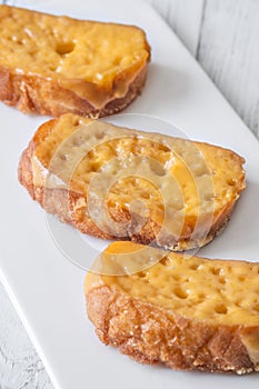 Cheddar cheese toasts