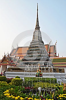 Chedi in the garden next to wat arun