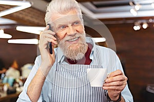 Cheerful blonde man talking per telephone
