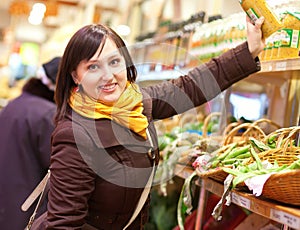 Glücklich auf der gemüse der Markt 