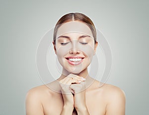 Feliz cerrado ojos retrato. mujer hermosa saludable piel. balneario belleza protección de la piel a cosmetología 