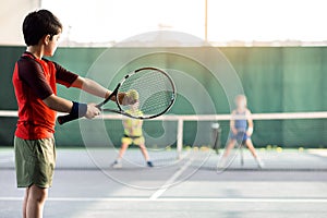 Feliz tenis sobre el la corte 