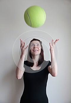 Cheerful young woman toss bÐ°ll