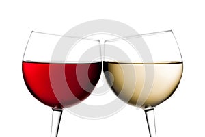 Salud dos anteojos de vino tinto a vino blanco 