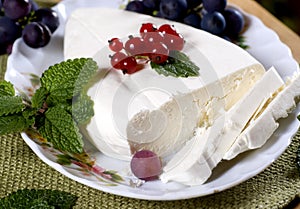 Cheese with currant