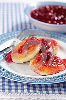 Cheese pancakes with jam