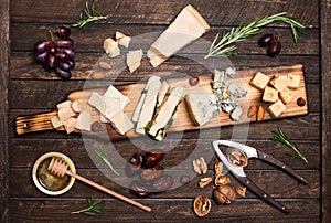 Queso un tazón grande diferente quesos uvas nueces Miel pan a plazos sobre el rural de madera. estilizado queso 