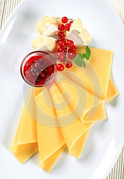 Cheese and red currant sauce