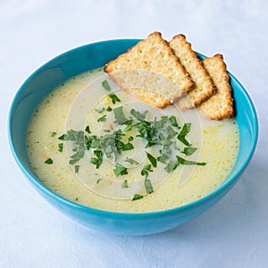 Cheese soup and crackers