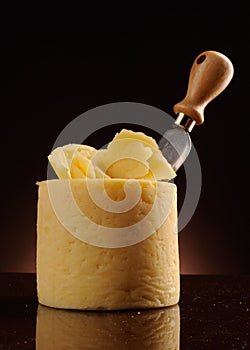 Cheese wheel with knife