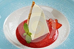 Cheesecake with fresh strawberry sauce