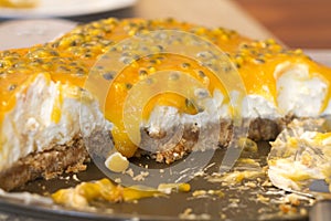 Cheesecake lemony with passionfruit