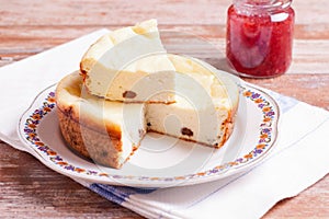 Cheesecake with raisins