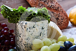 Cheeses, grapes, citrus fruits and bread products. Food package