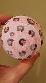 Cheetah pink bathbomb