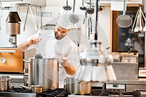 Cuoco Cucinare sul la cucina 