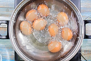 Cocinero cocinando cocido huevos en maceta 