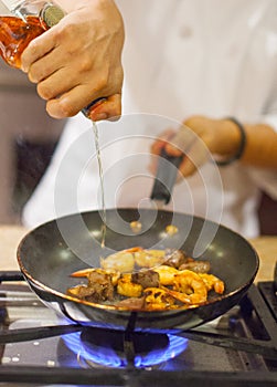 Cocinero cocinando 