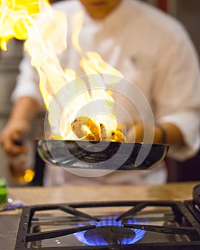 Cocinero cocinando 