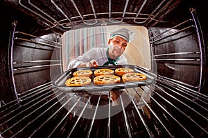 Cocinero cocinando en horno 