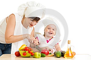 Cocinero madre a un nino preparar saludable comida 