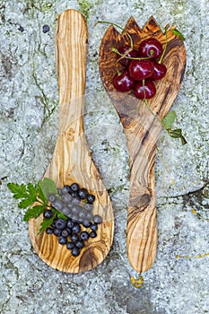 Třešně a borůvky v dřevěný lžíce 