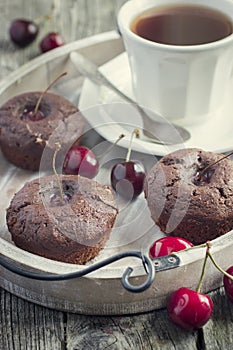 Cereza pasteles pequenos para una persona taza de té sobre el de madera bandeja 