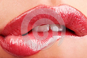 Masticación labios 