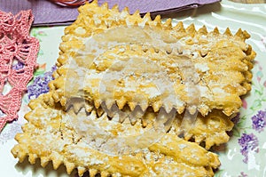The `chiacchiere`are a sweet fried carnival of the Italian tradition