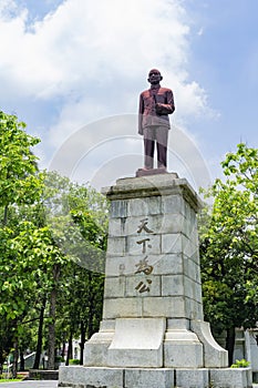 Chiang Kai-shek statues with the word - The world is equally shared by all