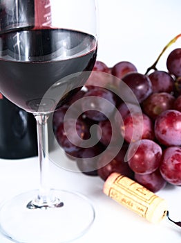 Reservar vino tinto vaso uvas 