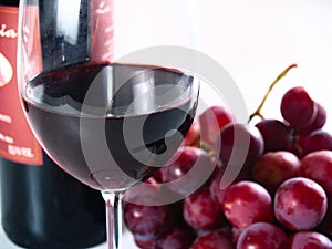 Reservar vino tinto vaso uvas 