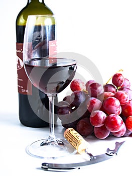 Reservar vino tinto vaso uvas 