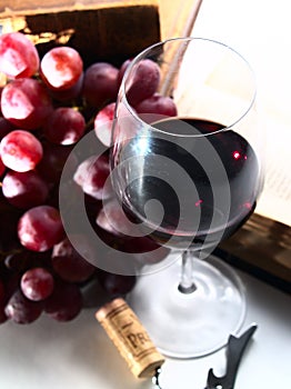 Reservar vino tinto vaso uvas 