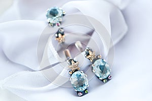 Chic White Gold Jewelery with Topaz, Sapphire Macro