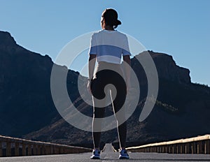 Chica joven corriendo al aire libre durante el dÃÂ­a photo