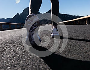 Chica joven corriendo al aire libre durante el dÃÂ­a photo