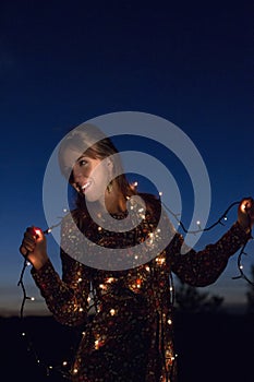 Chica sonriendo de noche photo