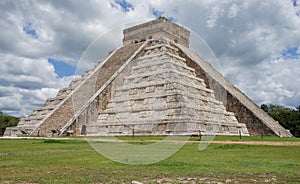 CHICHEN ITZA: PYRAMID OF KUKULCAN. MEXICO