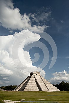 Chichen Itza pyramid photo